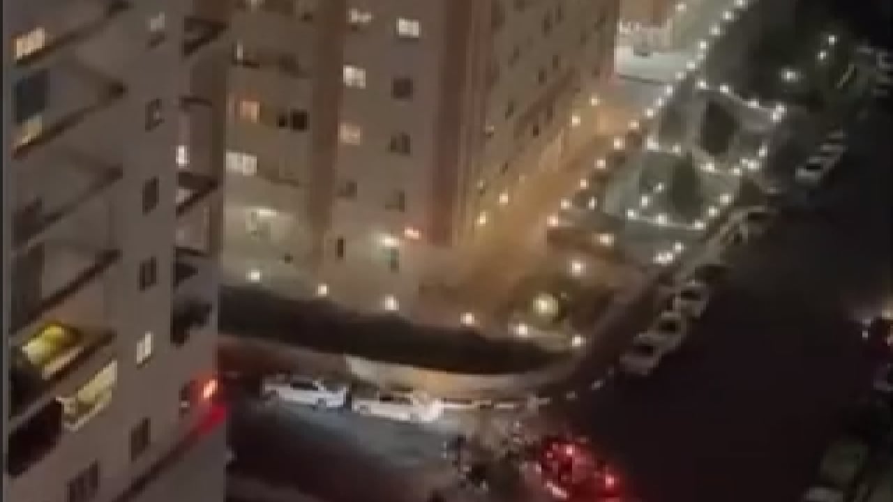 بالفيديو.. الأمن الإيراني يطلق النار على نوافذ بنايات يهتف سكانها ضد النظام

