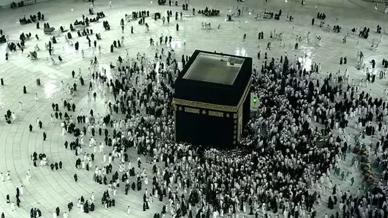 الشؤون الإسلامية تستضيف 13 إمامًا وخطيبًا من البحرين لأداء العمرة
