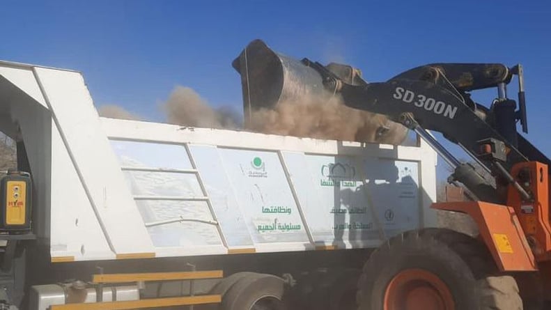 إزالة 258 مترًا مكعبًا مخلفات بناء من الأراضي البيضاء بالطائف
