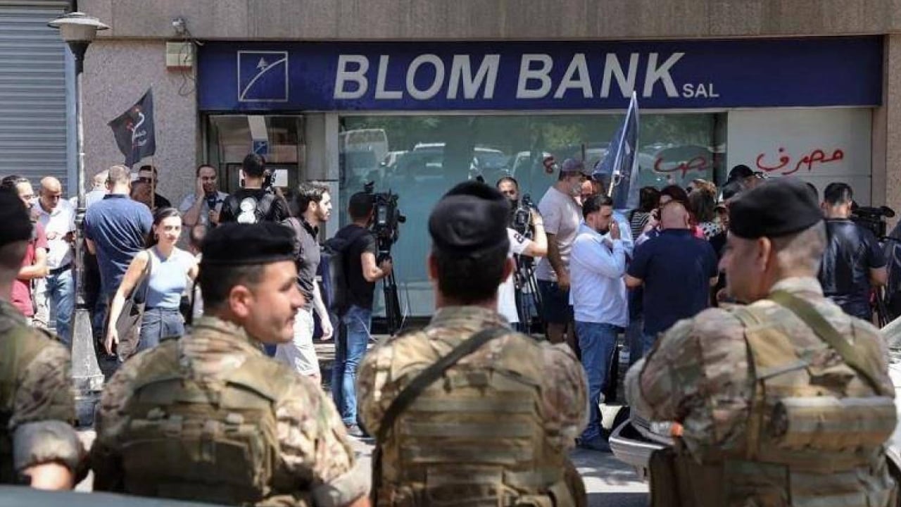 مواطن لبناني يقتحم بنكًا في بيروت للحصول على ودائعه 