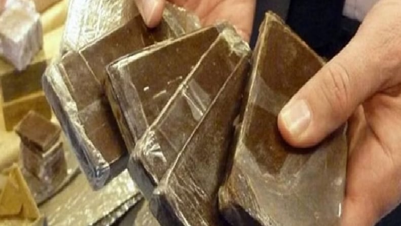 القبض على شخص لنقله وحيازته 180 كيلوجرامًا من مادة الحشيش المخدر
