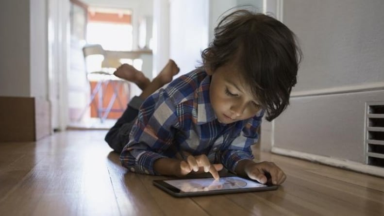 استشاري نفسي يوضح العمر المناسب لإعطاء طفلك الهاتف المحمول
