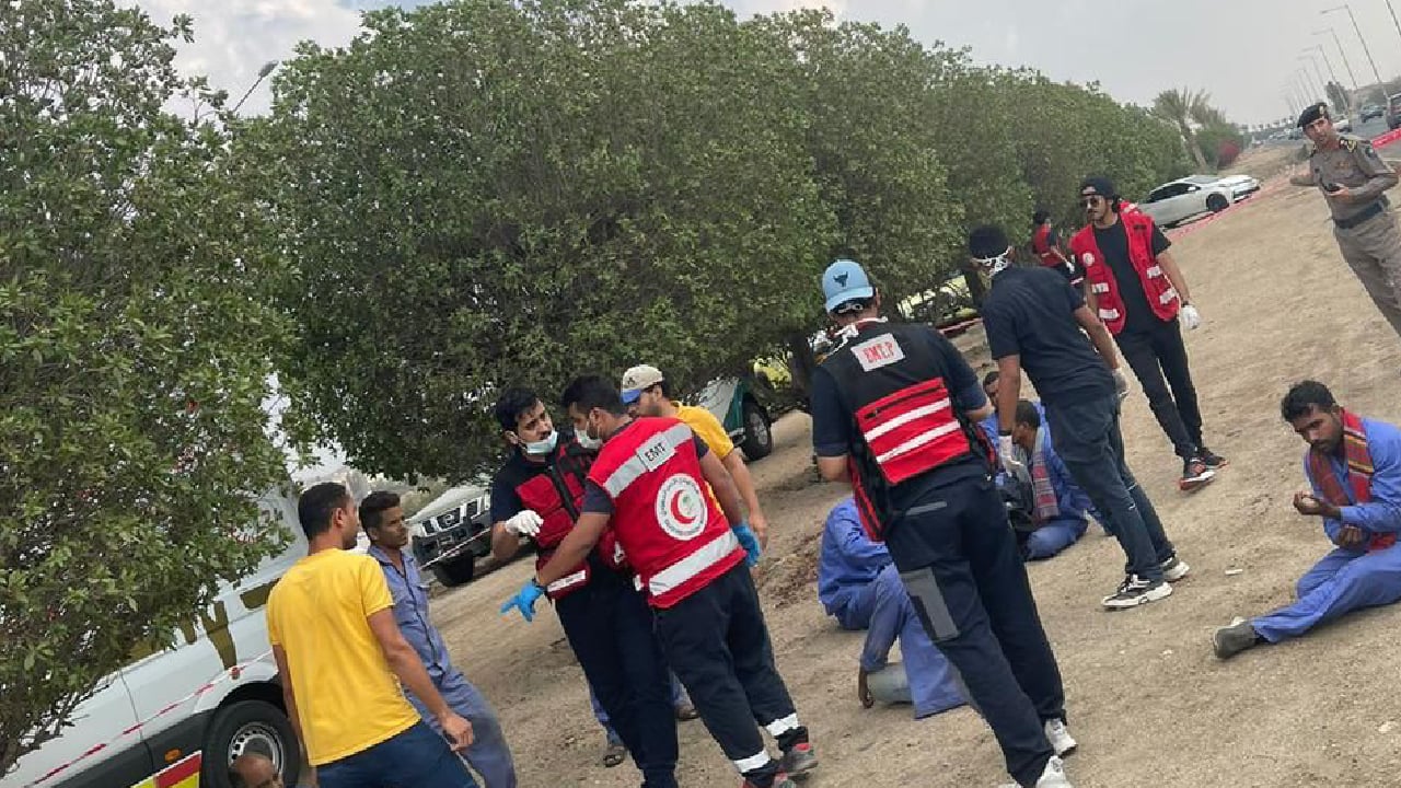 بالصور.. 20 إصابة في انقلاب حافلة على طريق الطائف السيل 
