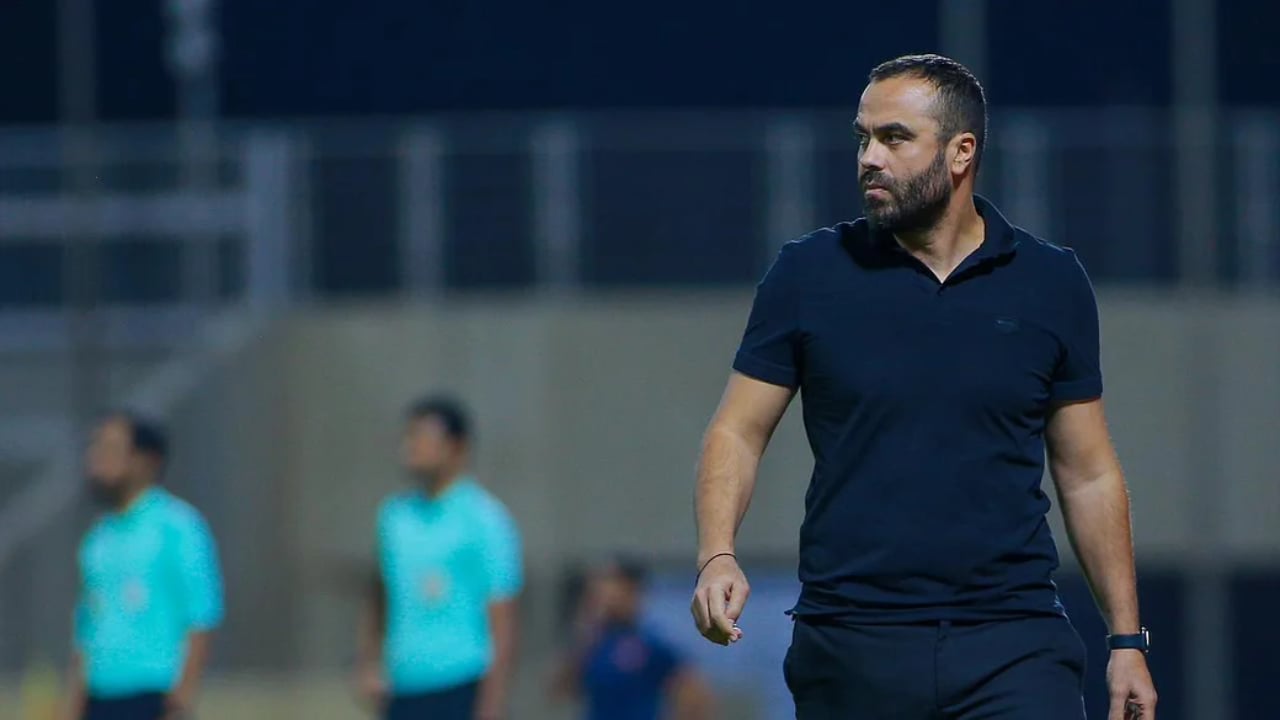 العدالة يقيل مدربه التونسي يوسف المناعي