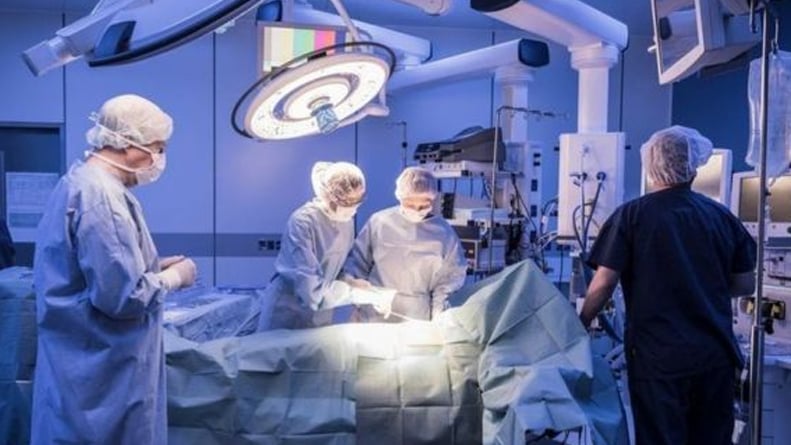 قطع معدنية اخترقت صدره.. فريق طبي ينقذ حياة مريض في حالة خطرة بالجوف
