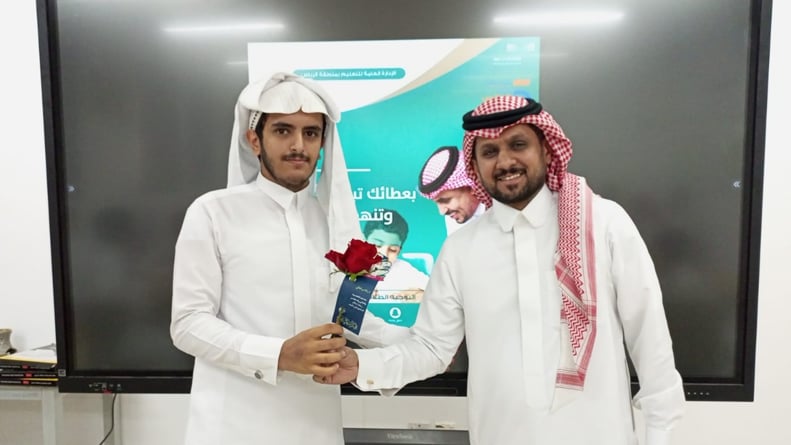 في يومهم العالمي.. طلاب «تعليم الرياض» يقدمون الورود لمعلميهم تقديرًا واعترافًا بفضلهم
