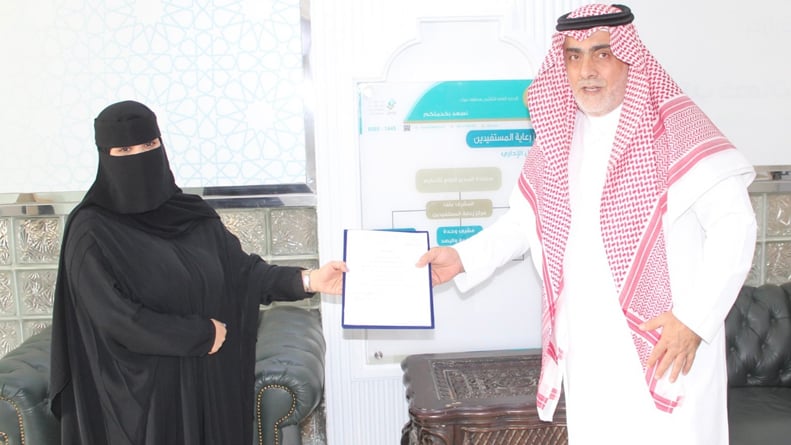 موظفة تنقذ حياة طالب ابتلع قطعة معدنية.. ومدير «تعليم تبوك» يكرمها
