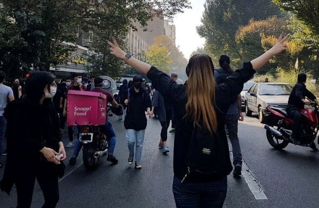 نقابة المعلمين الإيرانيين: مقتل طالبة ودخول طالب في غيبوبة بعد ضربه من قبل الأمن
