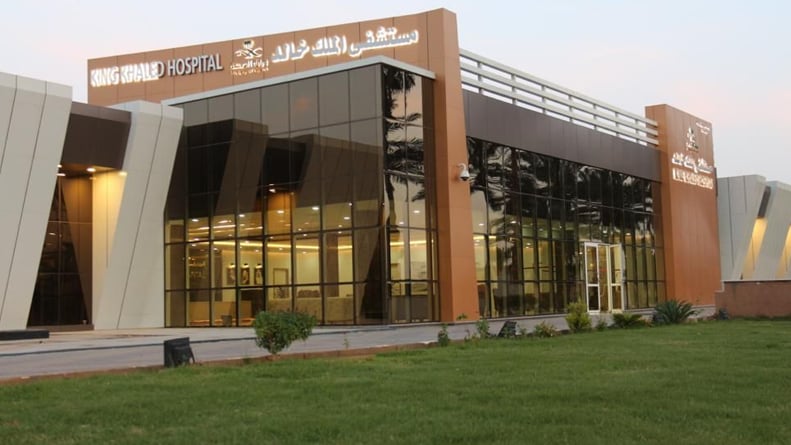 بعد حادث مروري هدد حياته.. إنقاذ مريض بإعادة الكبد لمكانه في تبوك
