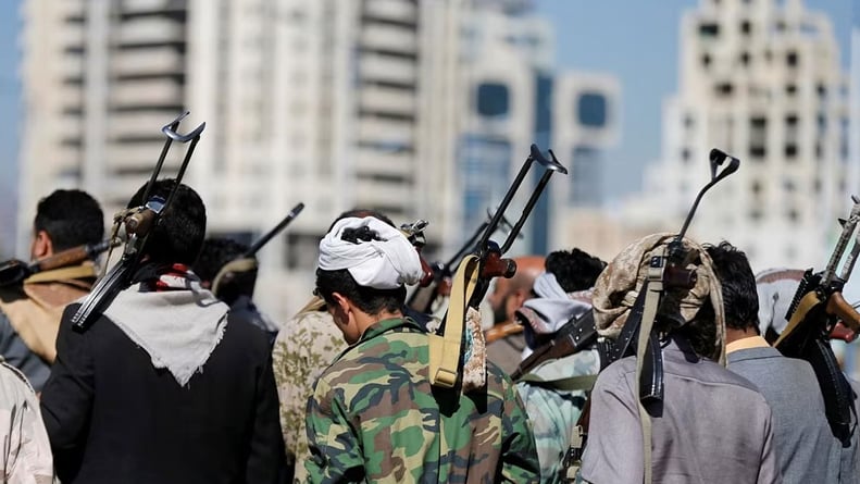 بعد وفاة 18 طفلًا مصابًا بالسرطان.. «الإرياني»: ميليشيا الحوثي تلاعبت بتاريخ انتهاء الأدوية 
