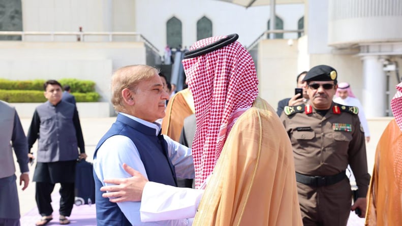 رئيس الوزراء الباكستاني يغادر جدة بعد أداء مناسك العمرة
