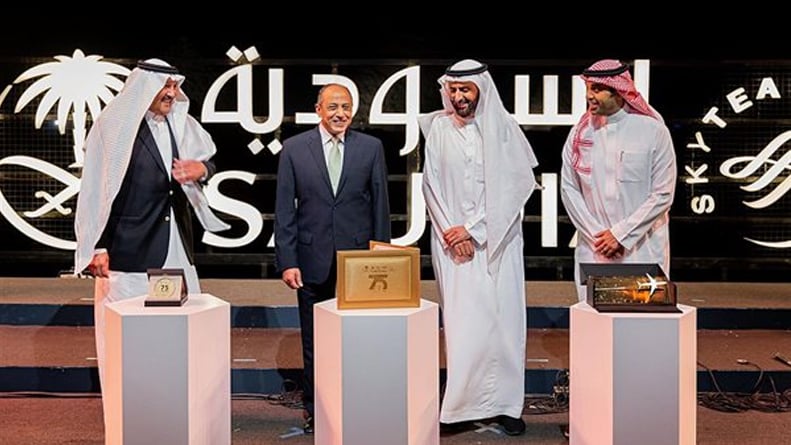 في منطقة الأهرامات.. الخطوط السعودية تحتفل بمرور 75 عامًا على تسيير أول رحلة جوية للقاهرة 
