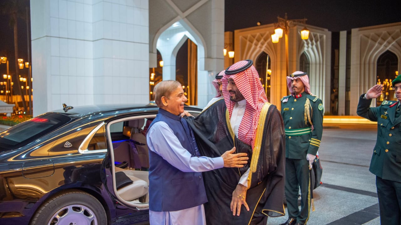 ولي العهد يستعرض العلاقات التاريخية وأوجه التعاون مع رئيس وزراء باكستان