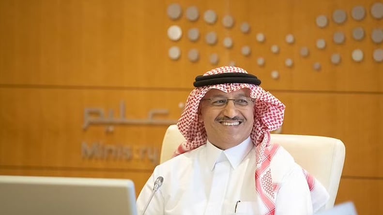 وزير التعليم مهنئًا المعلمين بيومهم العالمي: نقدر جهودكم ودوركم في بناء الإنسان
