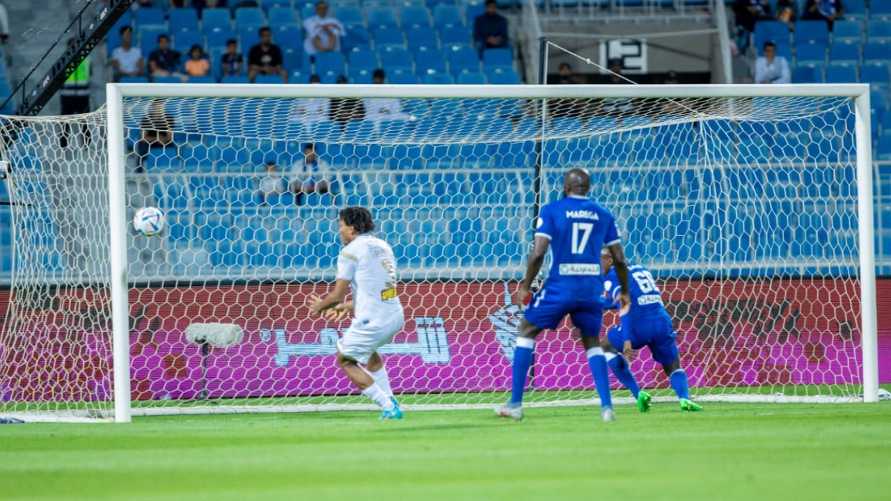 التعاون بـ10 لاعبين يفوز على الهلال في دوري روشن