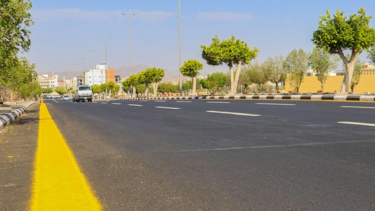 دهان 49 ألف متر طولي من بردورات الأرصفة والمسارات المرورية بالطائف
