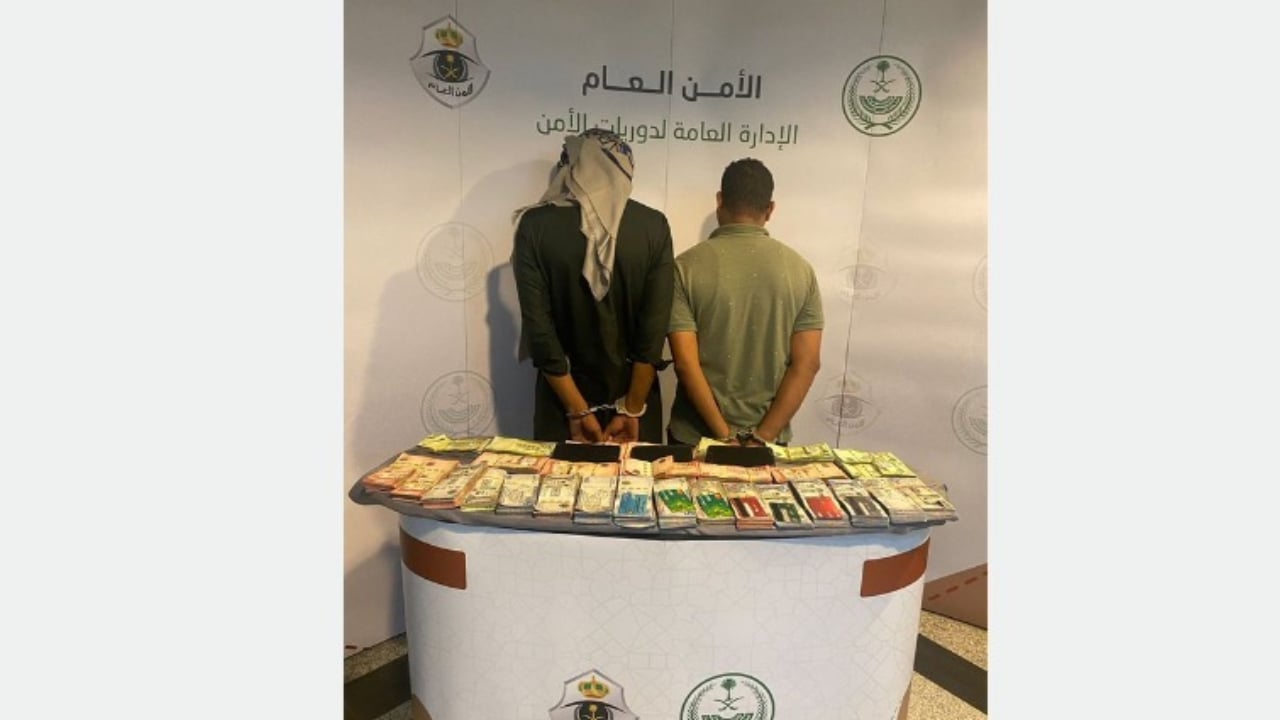 ضبط مقيمين بجدة لجمع أموال وتحويلها للخارج بطرق غير مشروعة