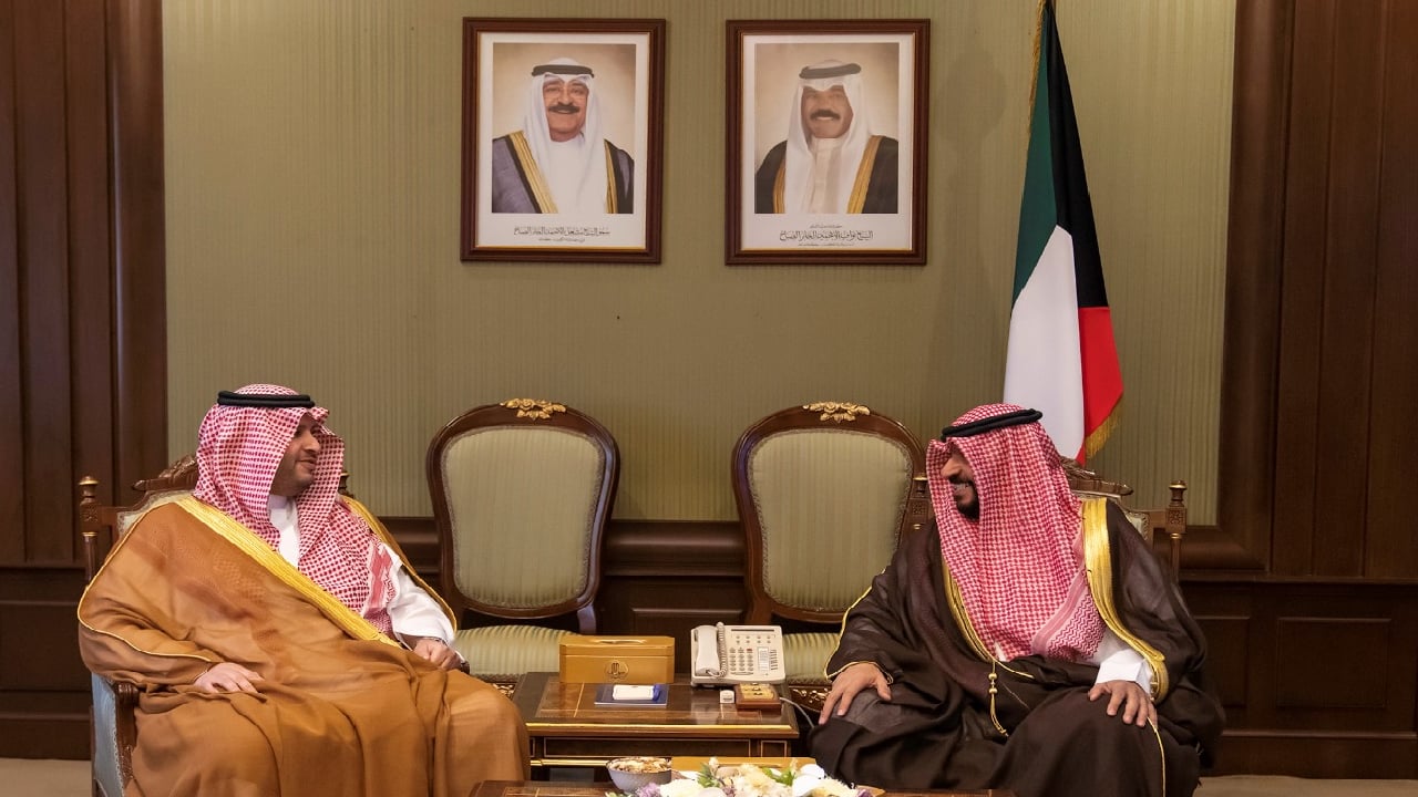الأمير تركي بن محمد بن فهد ووزير الداخلية الكويتي يستعرضان سبل تطوير العلاقات بين البلدين 
