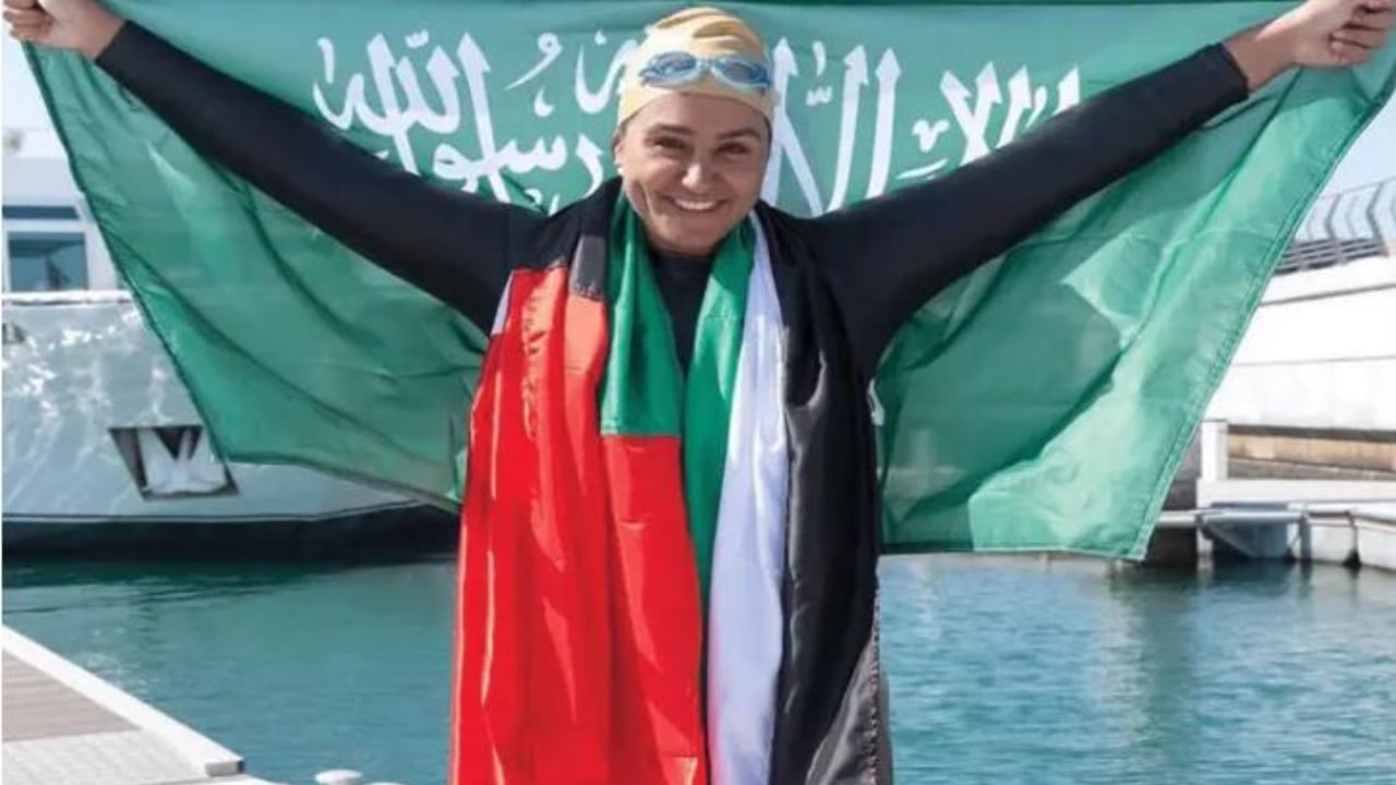 
‏السعودية مريم بن لادن.. أول عربية تجتاز البحر الأحمر سباحة من المملكة إلى مصر