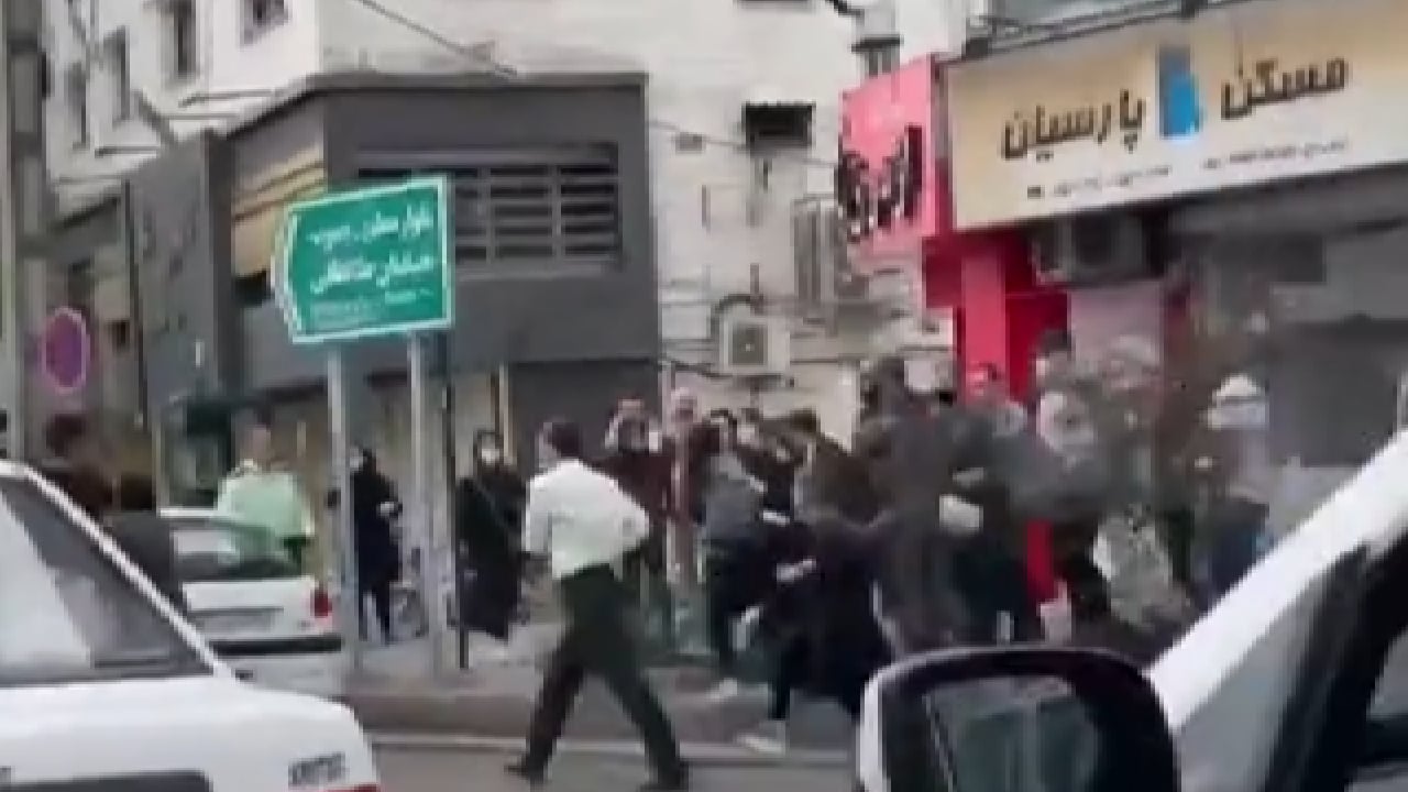 بالفيديو.. الأمن الإيراني يعتدي بوحشية على المحتجين في مدينة رشت
