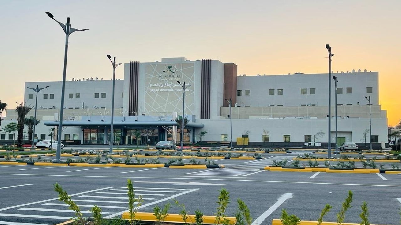 فريق جراحة العظام بمستشفى جازان ينجح في تغيير مفصل الورك  لستينية 


