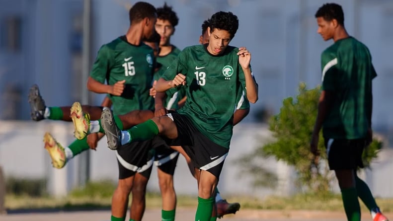 أخضر الناشئين يواصل إعداده للقاء المالديف ضمن تصفيات كأس آسيا
