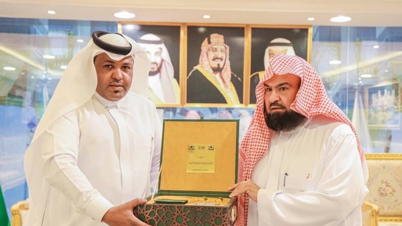 «السديس» يدشن كتاب جهود الرئاسة في رعاية العلم والمعلمين بالمسجد الحرام
