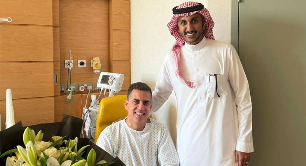 «القاسم» يزور مدرب أخضر الشاطئية ويطمئن على صحته بعد العملية الجراحية