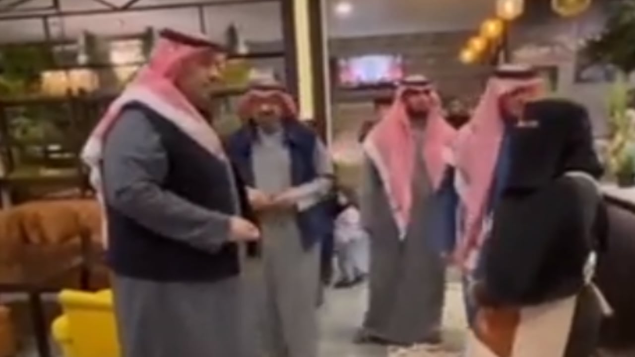 بالفيديو.. أمير الحدود الشمالية يزور مقهى ويوجّه رسالة للمسؤولة عنه
