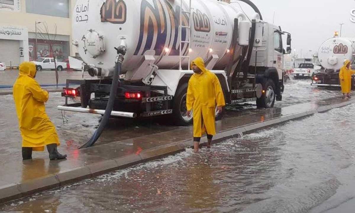 أمانة جدة تعلن حالة الاستنفار وتواصل سحب المياه ورفع المخلفات من الطرق