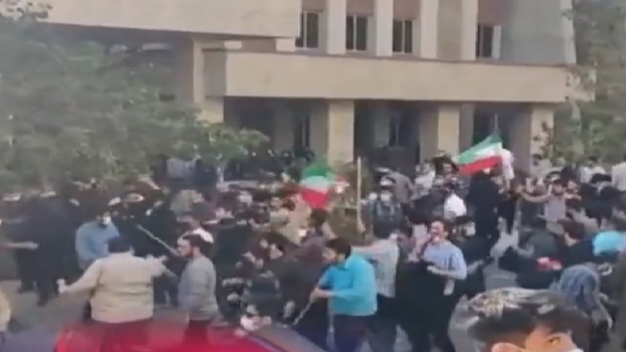 باحث: الشعب الإيراني اتخذ قراره بالتخلص من النظام