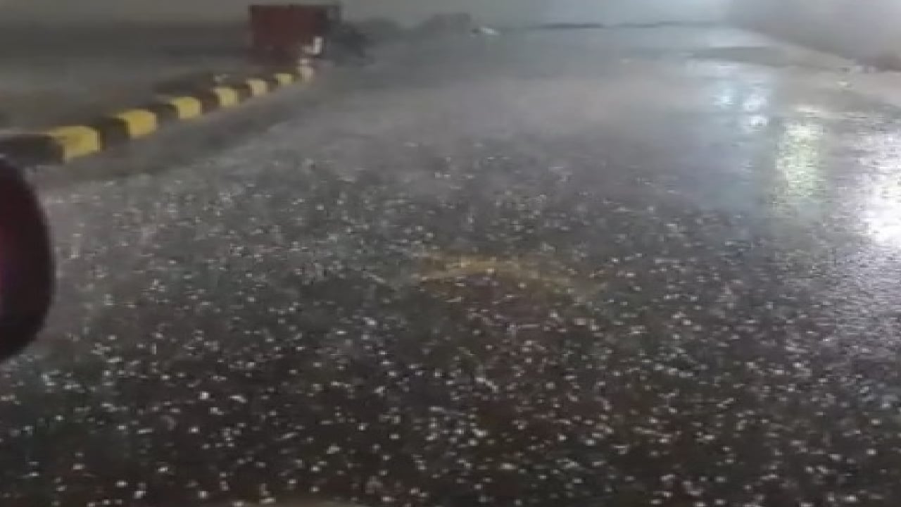 بالفيديو.. تساقط  كثيف لحبات البَرَد شرق سكاكا 
