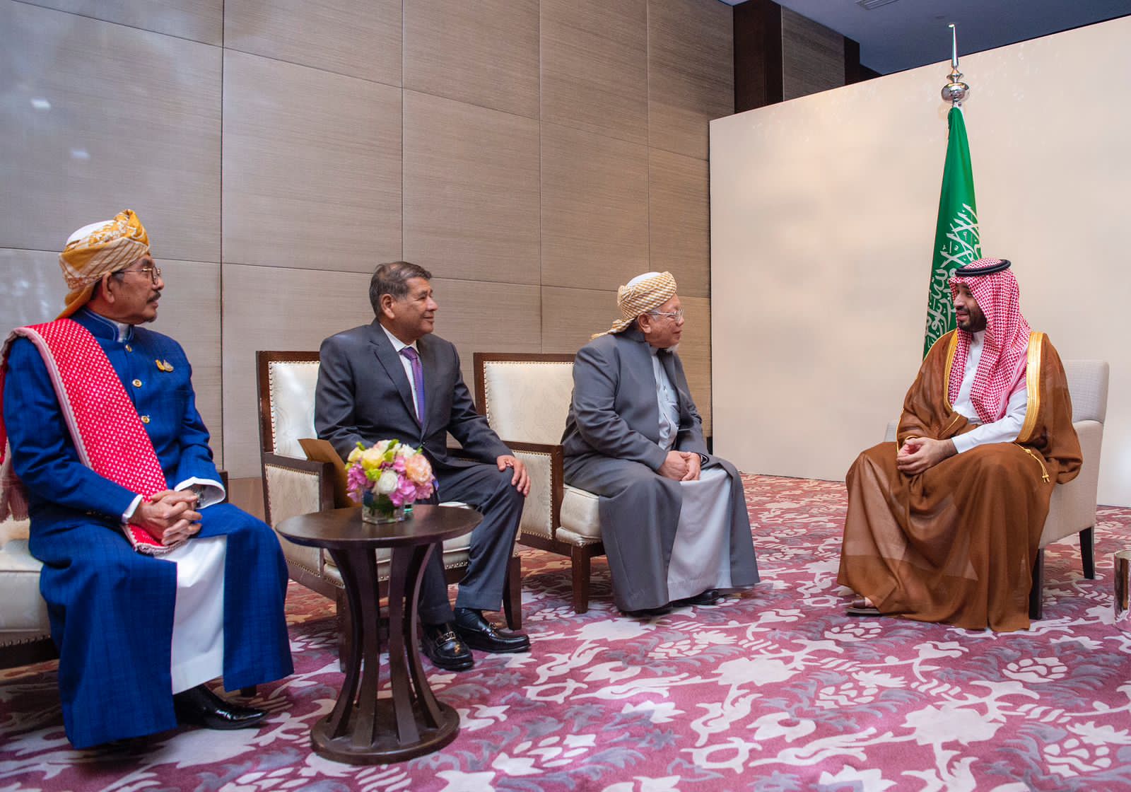 ولي العهد يستقبل أعضاء المجلس المركزي الإسلامي بمقر إقامته في تايلند
