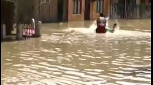 بالفيديو.. الفيضانات تغرق مدنًا وقرى في كولومبيا وإعلان حالة الطوارئ
