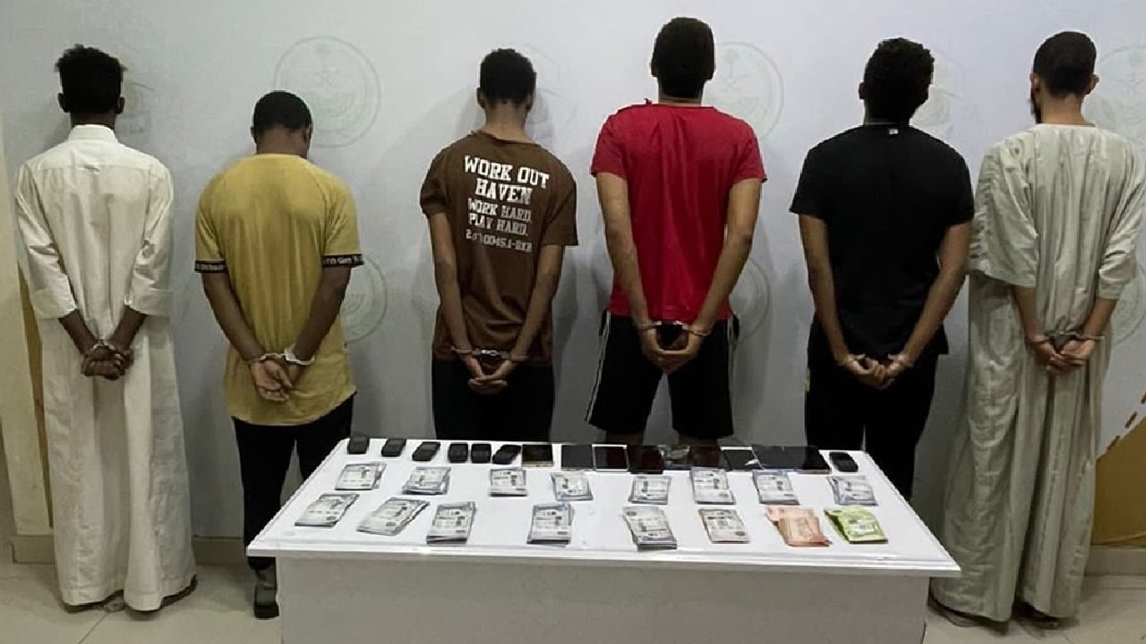 القبض على 5 مخالفين ومقيم لترصدهم عملاء المصارف والبنوك وسلب أموالهم بالرياض
