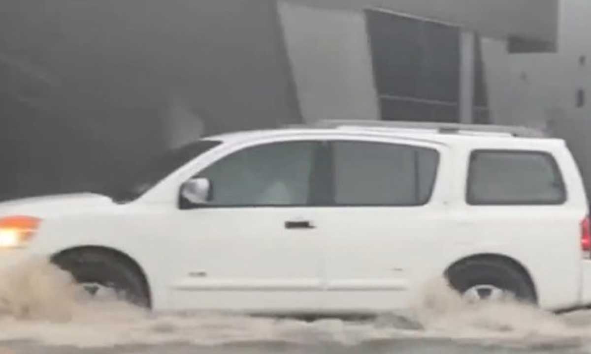 فيديو يرصد تجمعات غزيرة لمياه الأمطار في شوارع جدة
