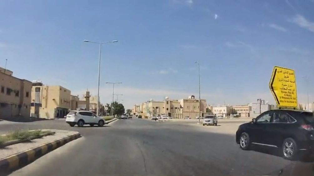 قائد مركبة متهور عرَّض حياته والآخرين للخطر بالسير عكس الاتجاه.. و"المرور" يتفاعل
