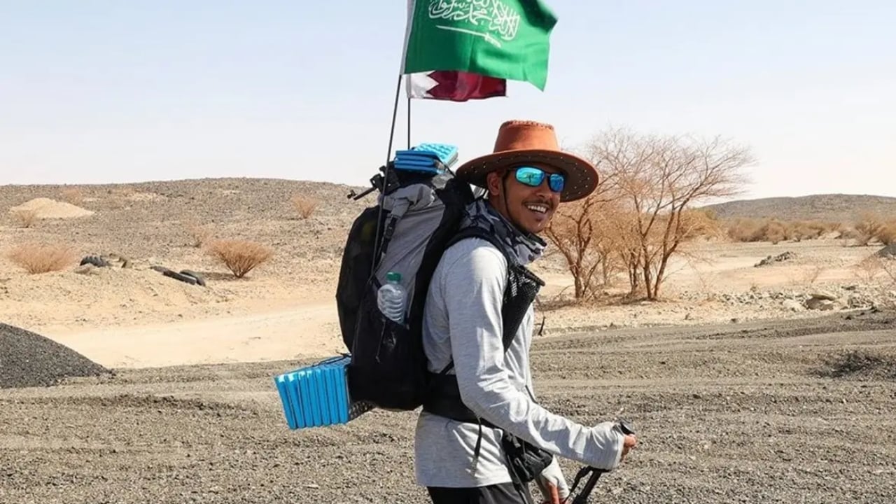 رحالة سعودي يقطع 1600 كلم سيرًا من جدة للدوحة لدعم الأخضر بكأس العالم