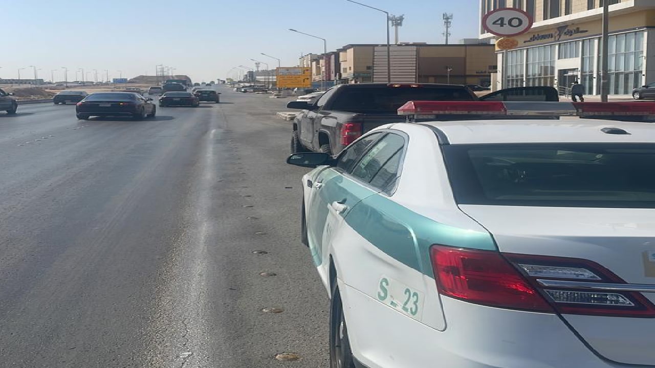 بالصور.. ضبط قائدي مركبات أحدثوا ضجة وإزعاجًا لسكان أحد أحياء الرياض
