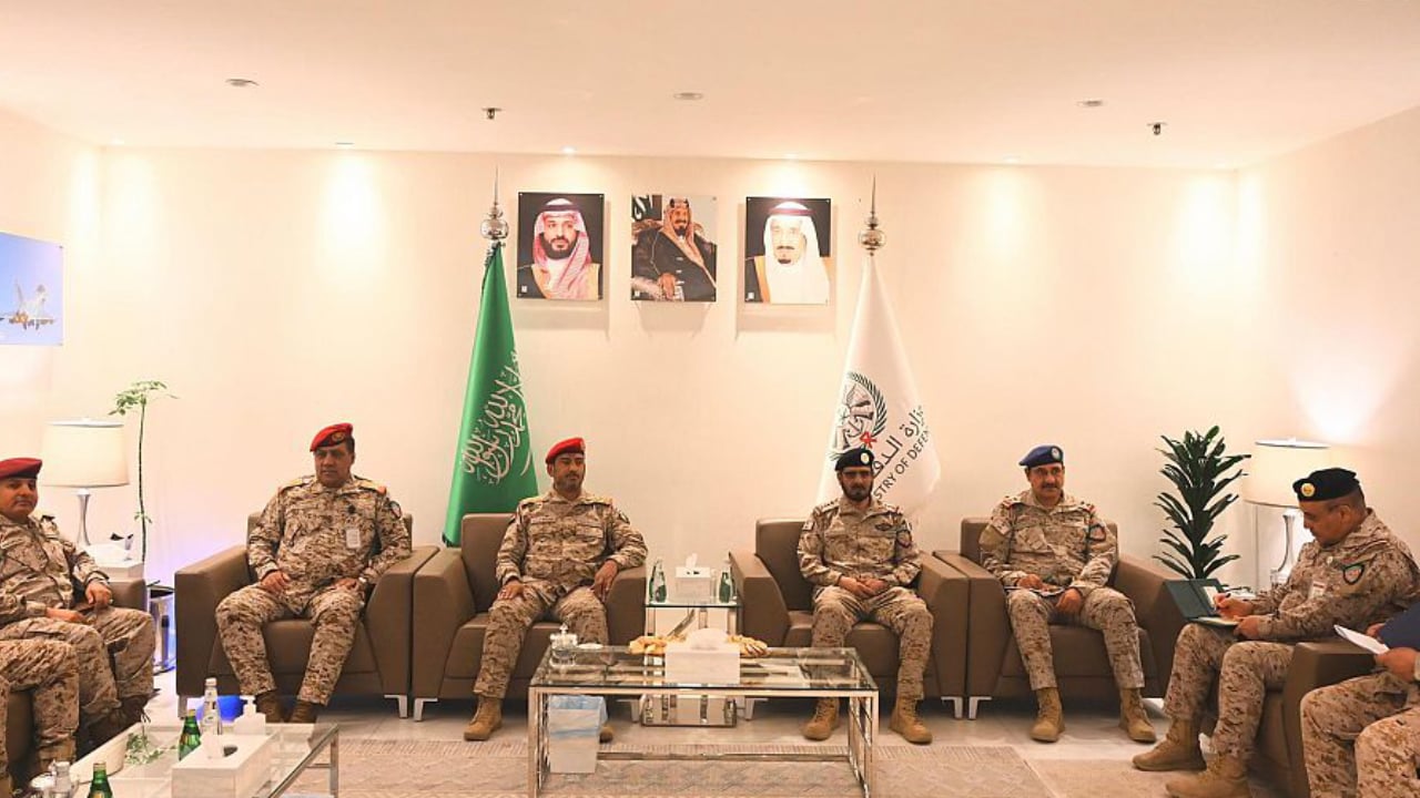 بالصور.. قائد القوات المشتركة يستعرض مع رئيس الأركان اليمني جهود التحالف في عملية إعادة الأمل 