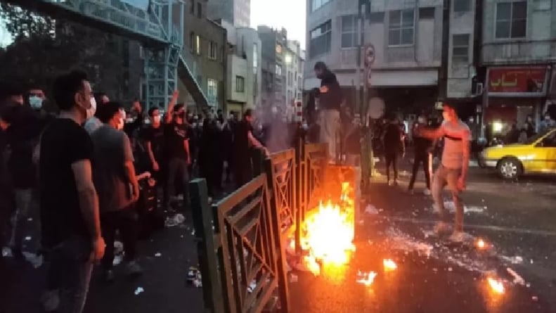 الأمن الإيراني يطلق النار على المحتجين في مدينة مهاباد
