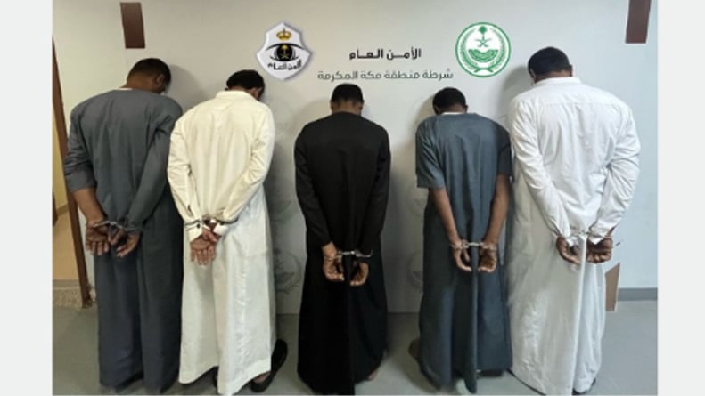ضبط 5 أشخاص بالليث لسرقتهم كيابل كهربائية وبطاريات مركبات وأجهزة تكييف 
