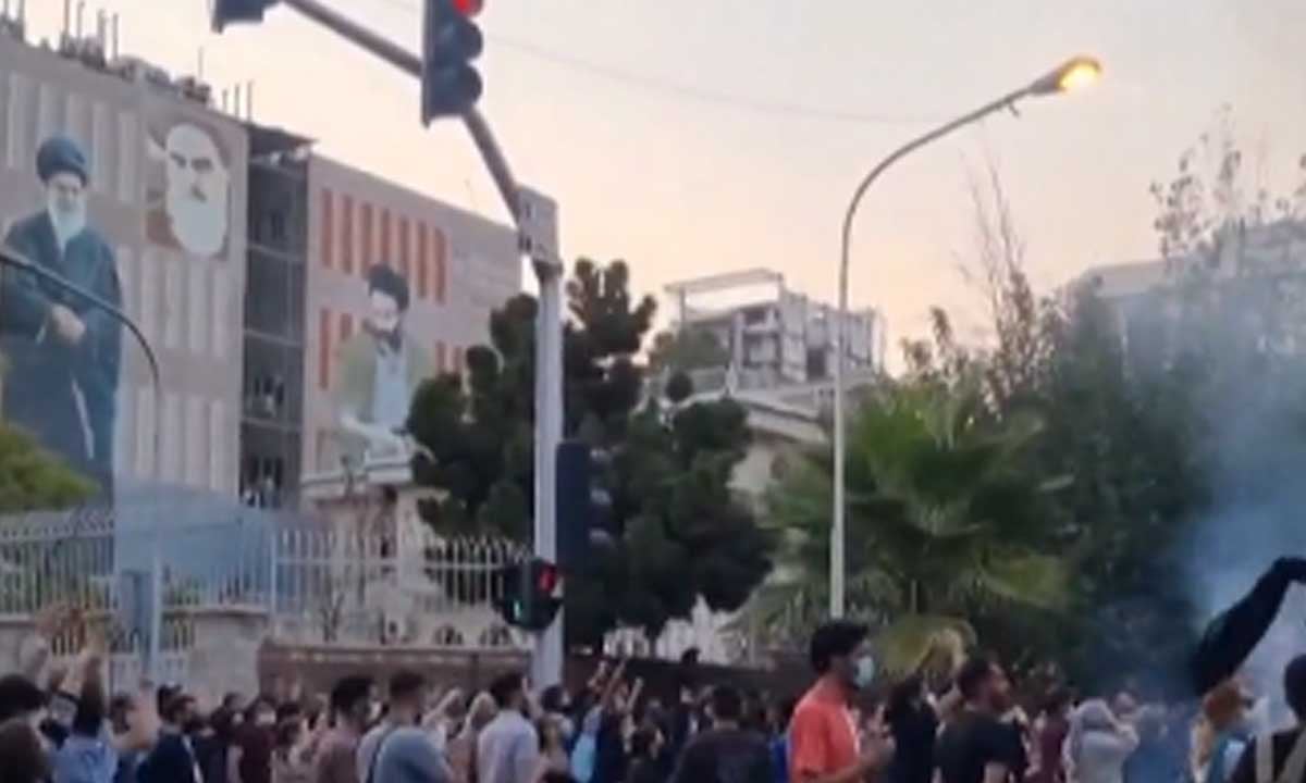 بالفيديو.. باحث في الشأن الإيراني: استخدام الإصلاحيين لتهدئة الشارع لن يجدي
