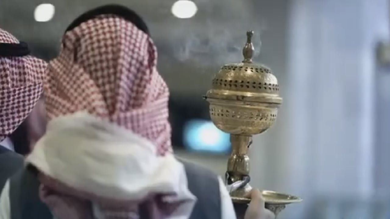 بالفيديو.. نفحات العود والبخور تستقبل ضيوف المسجد الحرام في صلاة الجمعة
