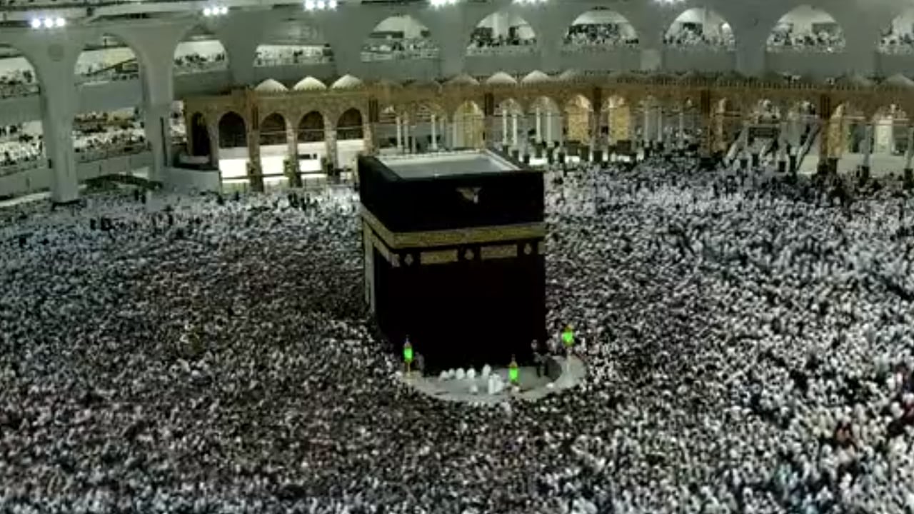 يسر وطمأنينة.. صحن الطواف يمتلئ بالمعتمرين والطائفين 
