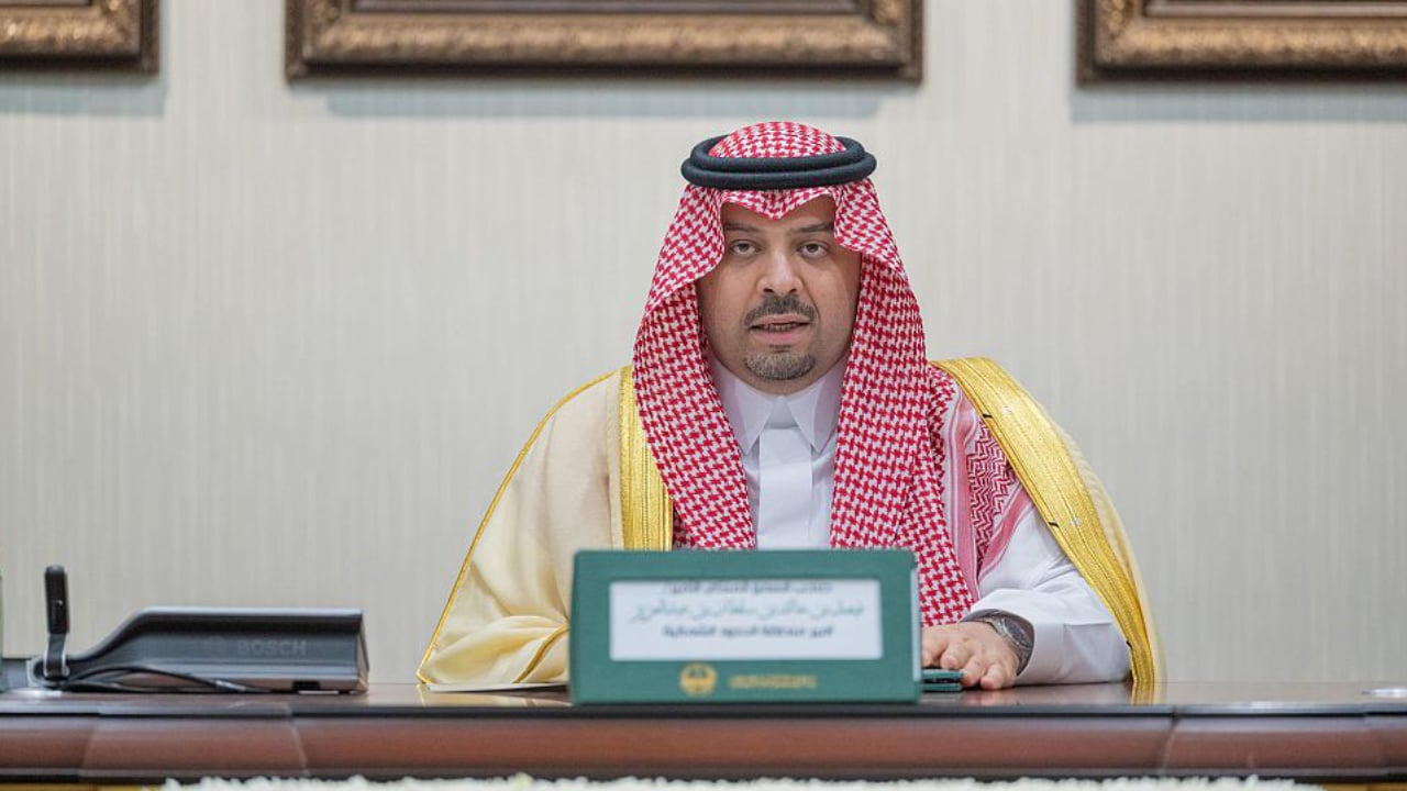 أمير الحدود الشمالية يترأس اجتماع الشراكة المجتمعية لتطوير مركز حزم الجلاميد