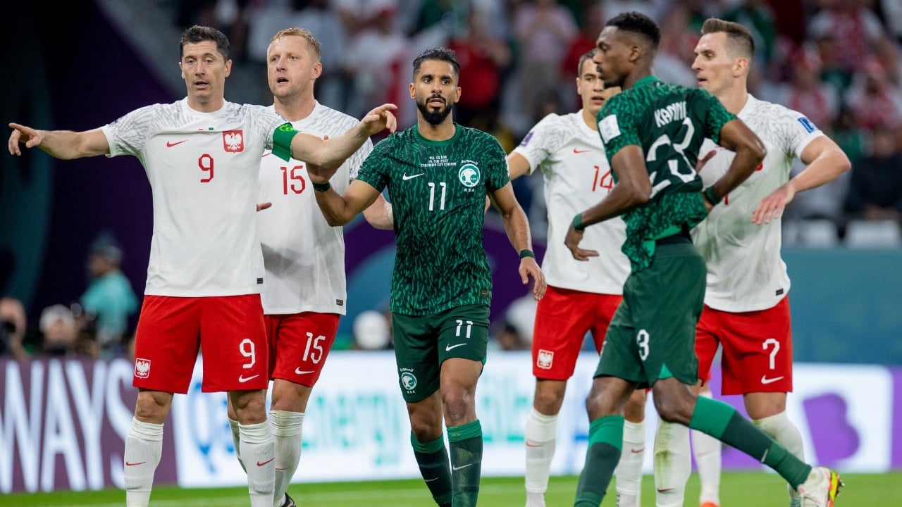 الشوط الثاني.. ضغط متواصل من الأخضر ودفاع من بولندا