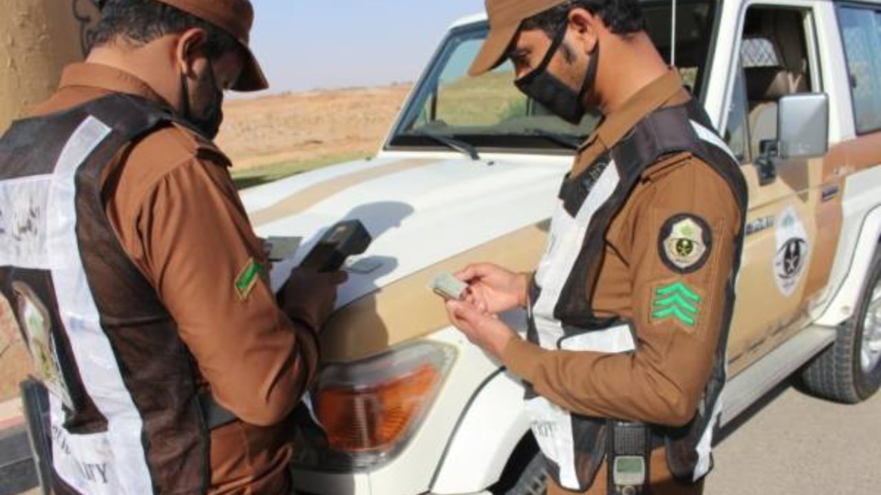 شرطة الجوف تطيح بشخص أتلف جهاز رصد آليًا عمدًا في أحد الطرق العامة