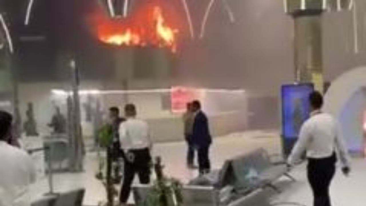 اندلاع حريق في مطار بغداد الدولي وإجلاء عدد من المسافرين (فيديو)