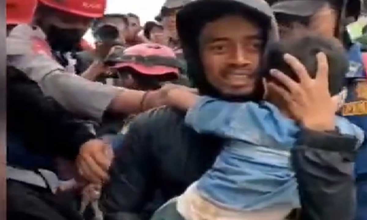 إنقاذ طفل ظل تحت الأنقاض ليومين في زلزال أندونيسيا (فيديو)

